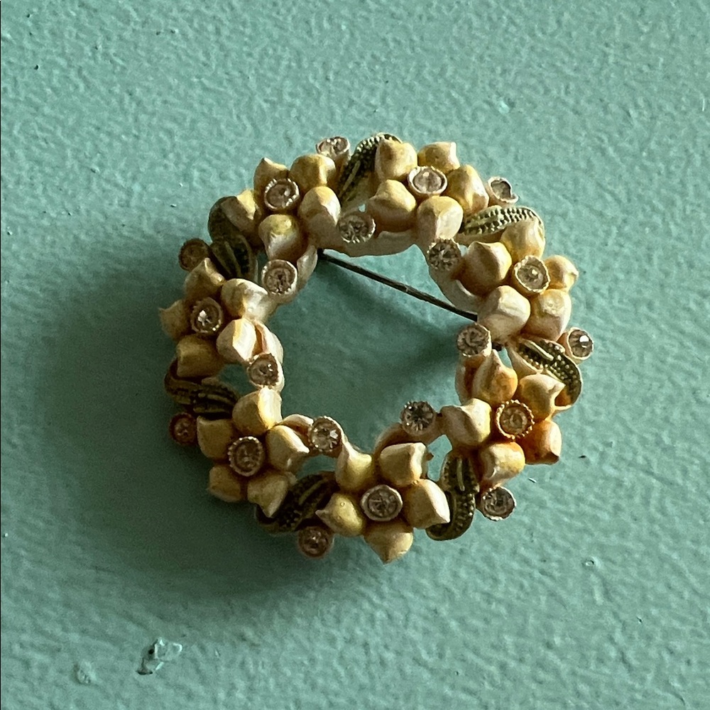 🇺🇸$3🇺🇸Vintage Floral Beach Themed Wreath Pin Brooch 2 inch  ** Call out**